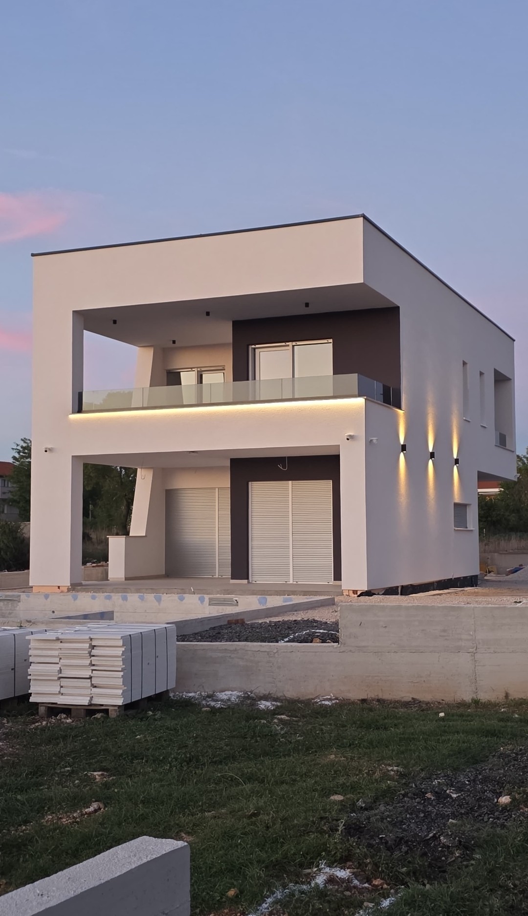 Kuća nakon završnih radova i uređenog vanjskog izgleda