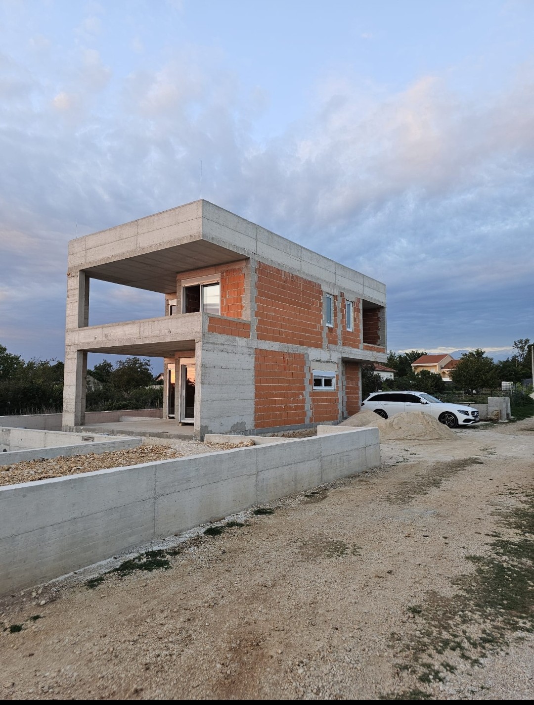 Kuća prije završnih elektro i instalaterskih radova